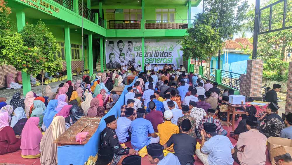 Istighosah & Silaturahmi Alumni Lintas Generasi Ponpes Miftahul Ihsan Sumenep Berjalan Khidmat Istighosah & Silaturahmi Alumni Lintas Generasi Ponpes Miftahul Ihsan Sumenep Berjalan Khidmat